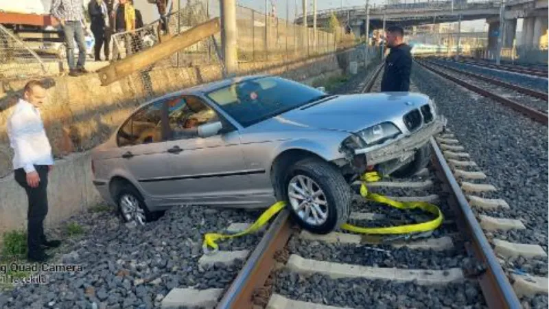 Otomobil rayların üzerine düştü; tren seferleri durdu