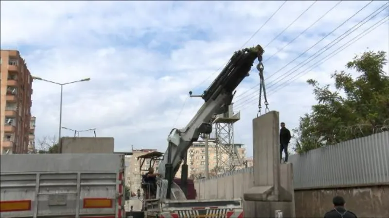 Diyarbakır Cezaevi çevresinden kaldırılan beton bloklar TIR'larla taşınıyor