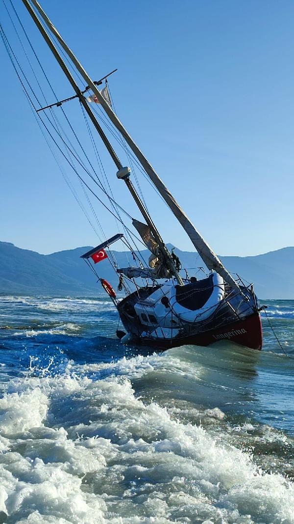 Kuşadası'nda yelkenli tekne fırtınada karaya oturdu