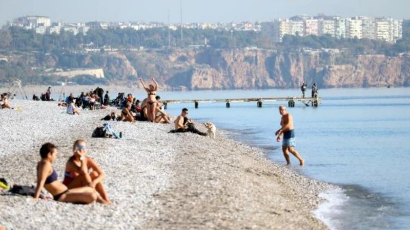 Antalya'da deniz suyu sıcaklığı 21 derece, sahil dolu