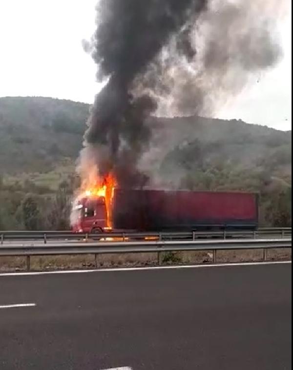 Küçük ev aletleri yüklü TIR alev alev yandı