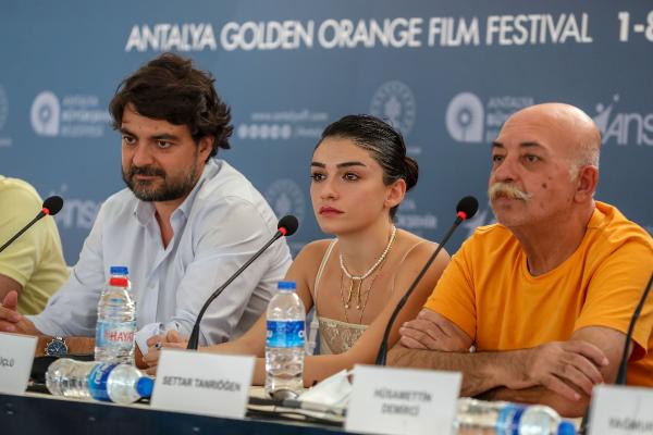 Hazar Ergüçlü, sevgilisinin filminde hem yapımcı hem oyuncu