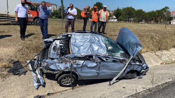 TIR'ın çarpması sonucu demir yığını haline dönüşen otomobilde mucize kurtuluş