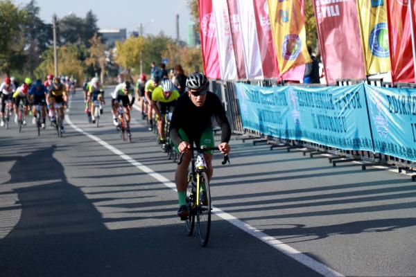 Cumhuriyet Kupası Bisiklet Yarışı'nı hurdacılık yapan sporcu kazandı