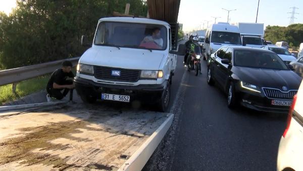 Beykoz'da kamyonet otobüse çarptı:1 yaralı 