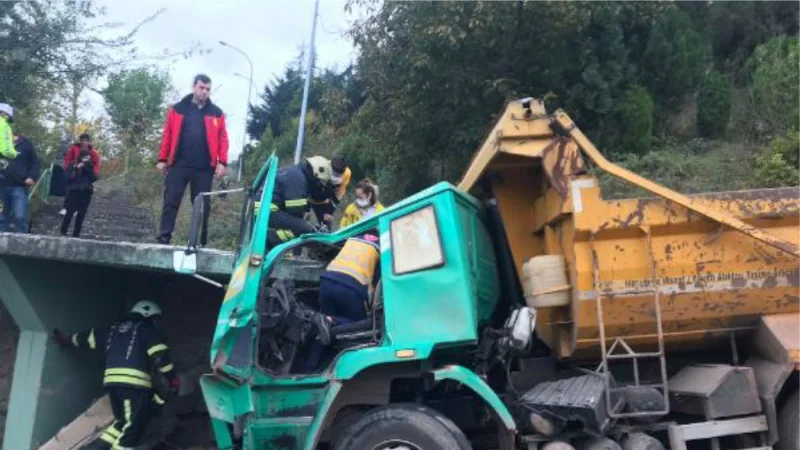 Rampa inişinde merdivene çarpan kamyonun sürücüsü öldü