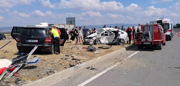 Çanakkale'de otomobiller çarpıştı; karı koca öldü, çocukları dahil 5 yaralı