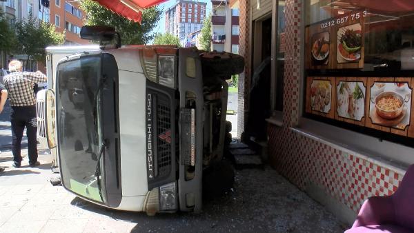 Bağcılarda kamyonet kafenin önünde devrildi