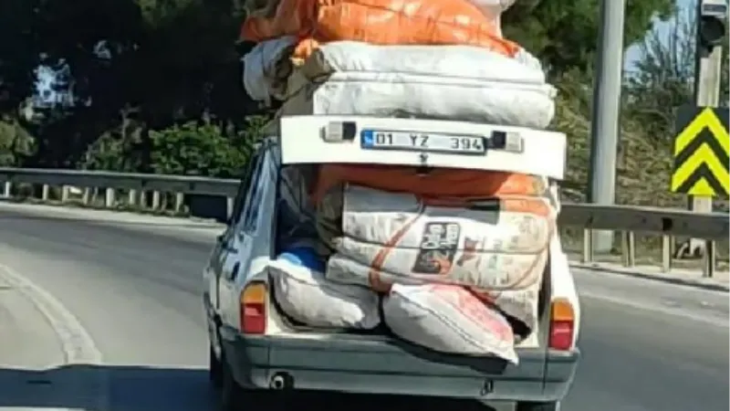 Otoyolda aşırı yüklü otomobilin tehlikeli yolculuğu kamerada