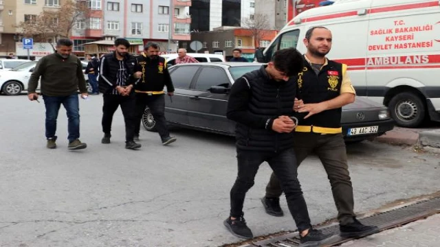 Çaldıkları otomobili halatla çekerek götürdüler