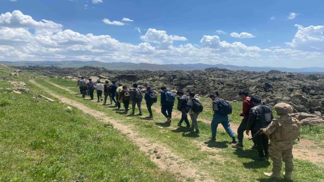 Çaldıran’da 15 düzensiz göçmen yakalandı