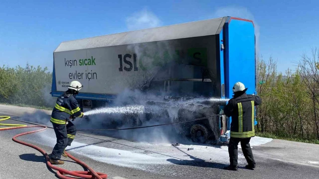 Cam yüklü tır alev aldı