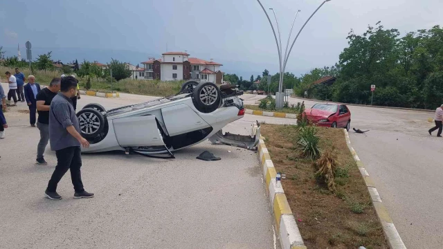 Çarpışan otomobillerden biri ters döndü