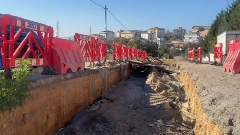 Tuzla'da 'yüksek gerilim' çukuruna otomobil düştü