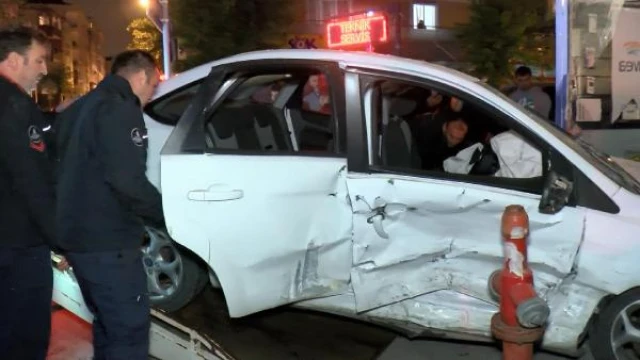 Çekmeköy’de çarpışan otomobillerden biri iş yerine girdi, o anlar güvenlik kameralarına yansıdı