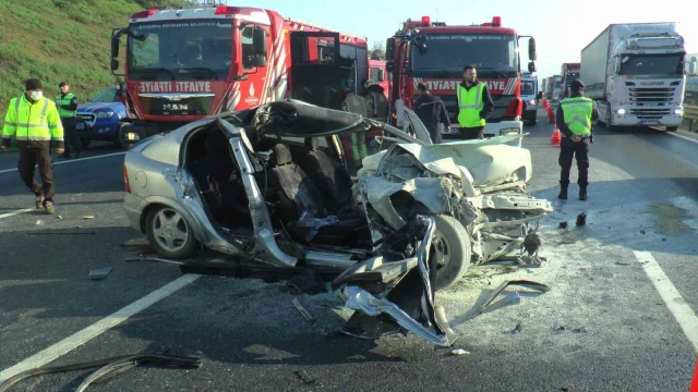 Çekmeköy’de otomobil kamyona hızla çarptı: 1 ölü, 1 yaralı