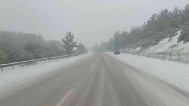 Çeşme Otoyolu’nda kar yağışı nedeniyle ulaşım durdu