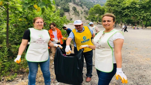 Çevre gönüllüleri mesire alanında çöp topladı