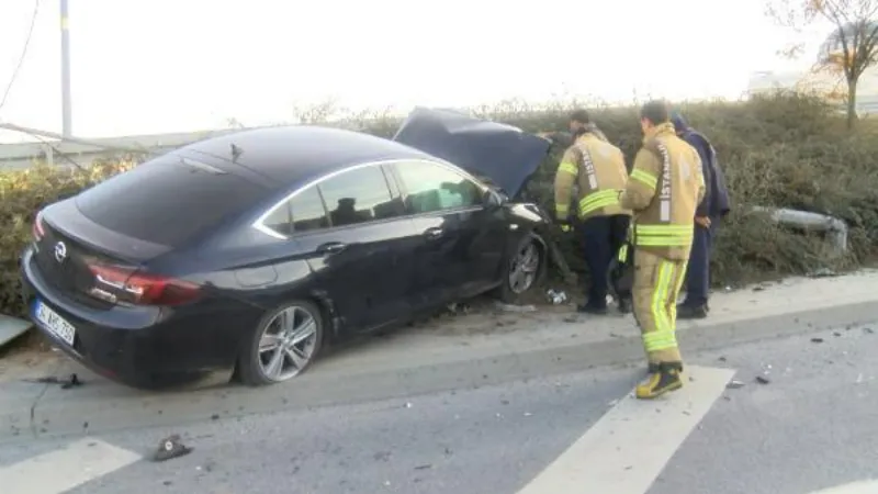 Bağcılar'da iki otomobil birbirine girdi