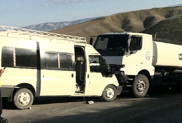 Tarım işçilerini taşıyan minibüs tankerle çarpıştı: 8 yaralı