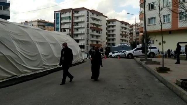 Çocuklarına kavuşan Doğan çifti, sevinçlerini evlat nöbetindeki ailelerle paylaştı