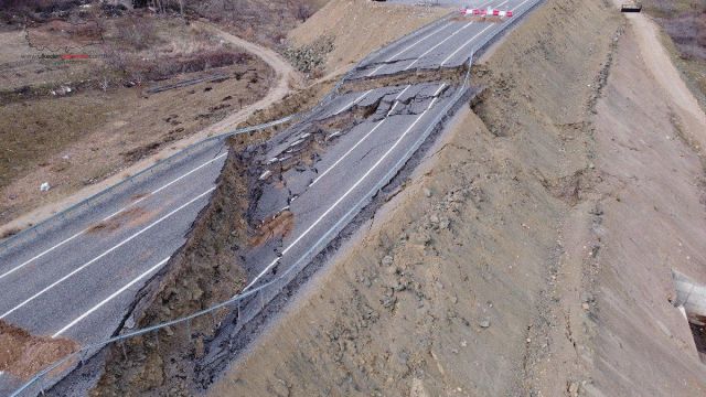 Çöken yolu Karayolları yaptırmış