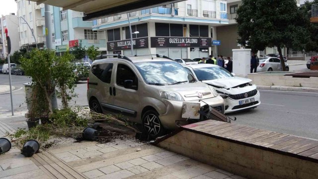 Çöp kutusu ve bank kaza yapan aracın iş yerine girmesini engelledi