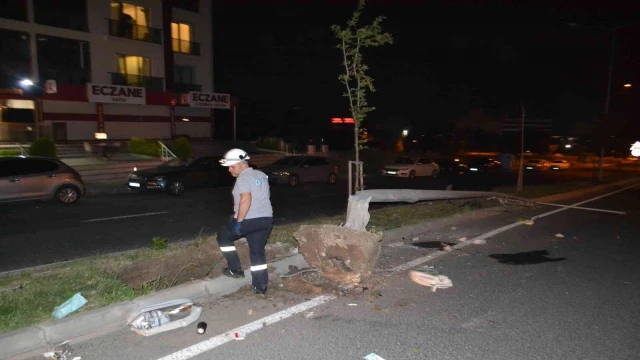 Çorlu’da hayrete düşüren kaza: Çarptığı direği yerinden çıkardı, aracını üzerinden kurtarıp kaçtı