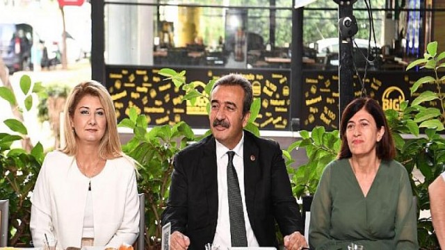 Çukurova Belediye Başkanı Soner Çetin, muhtarlarla bir araya geldi