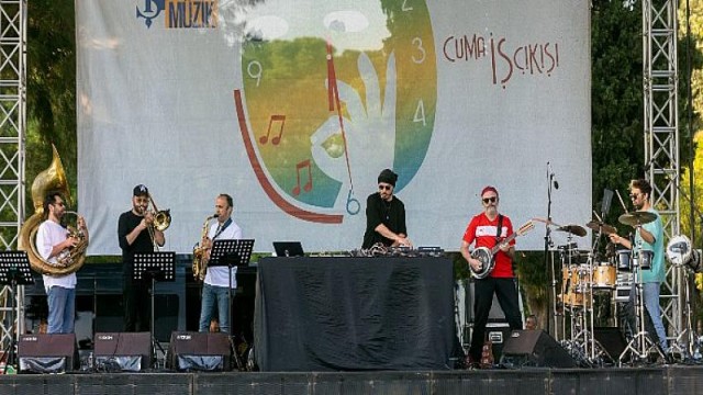 ’Cuma İş Çıkışı’ konserinde İzmir’de ’Hey! Douglas’ sahne aldı