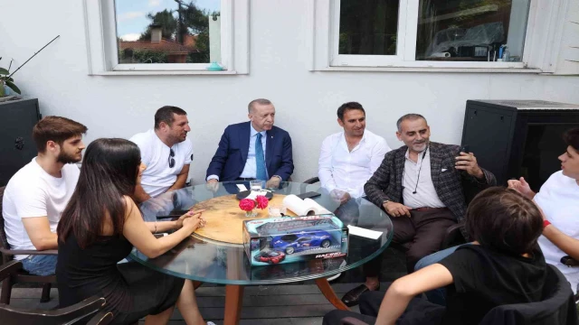 Cumhurbaşkanı Erdoğan çay davetini kabul ettiği vatandaşlarla sohbet etti