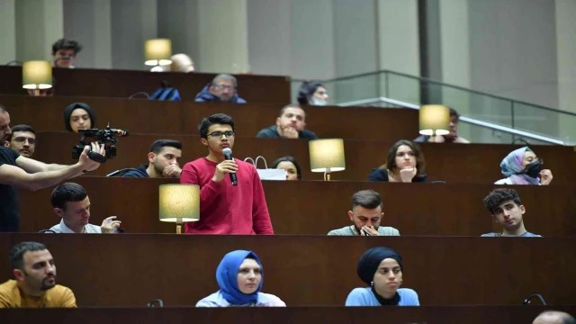 Cumhurbaşkanı Sözcüsü İbrahim Kalın Fatih Merkez Kütüphanesi’nde gençlerle bir araya geldi