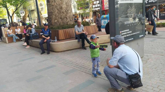 Cumhuriyet Bulvarı’nda kaybolan çocuk ailesine teslim edildi