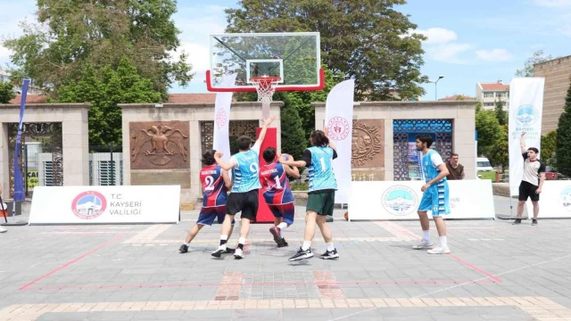 Cumhuriyet meydanında basketbol heyecanı