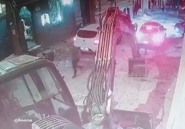 Beyoğlu&#039;nda kapkaççıyı pet şişeyle durdurmaya çalıştı