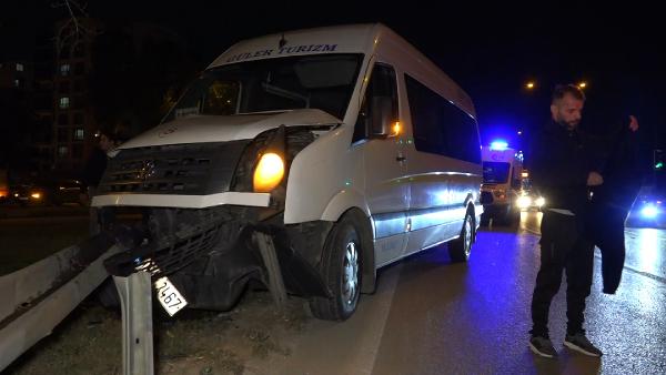 Bursa'da işçi servisi ile kamyonet çarpıştı: 4 yaralı