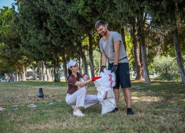 Antalya’da yaşayan yabancılar, parktaki çöpleri topladı