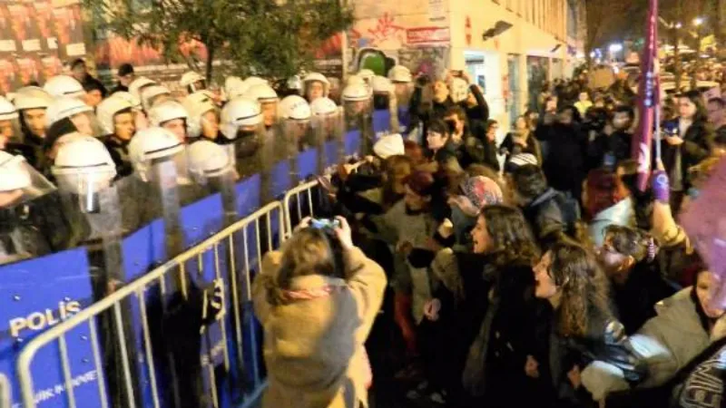 Taksim'e yürümek isteyen kadınlara polis müdahalesi