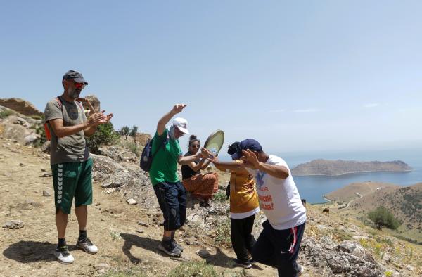 Van'da sporcu ve doğaseverlerden 1000 yıllık kiliseye yürüyüş