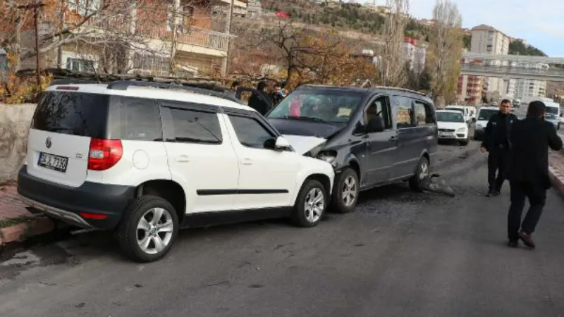 Husumetli oldukları kişiyi, otomobiline çarpıp bıçakladılar