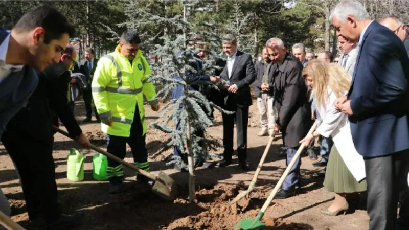 Gazi Üniversitesi'nde depremde ölen 10 öğrenci için fidan dikildi