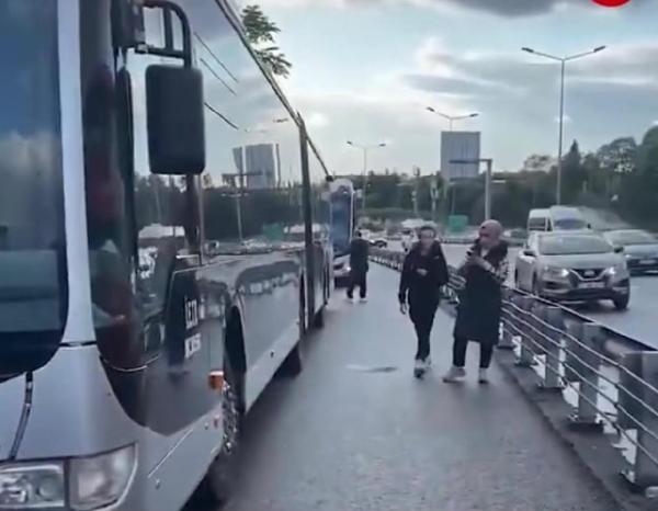 Metrobüs arıza yaptı, yolcular durağa yürüyerek gitti