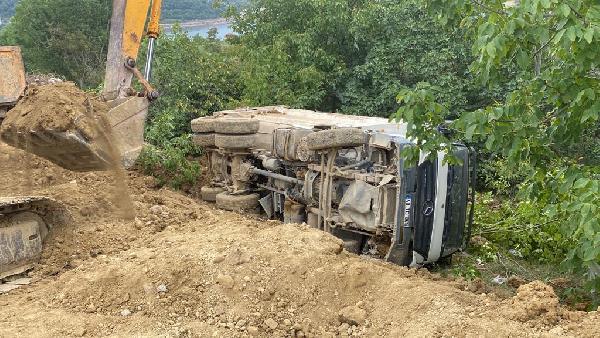 Devrilen hafriyat kamyonundan atlayan şoför yaralandı