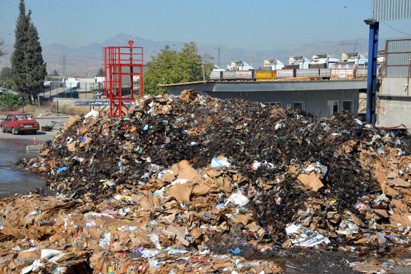 Kahramanmaraş'taki yangında 20 ton atık kağıt yandı