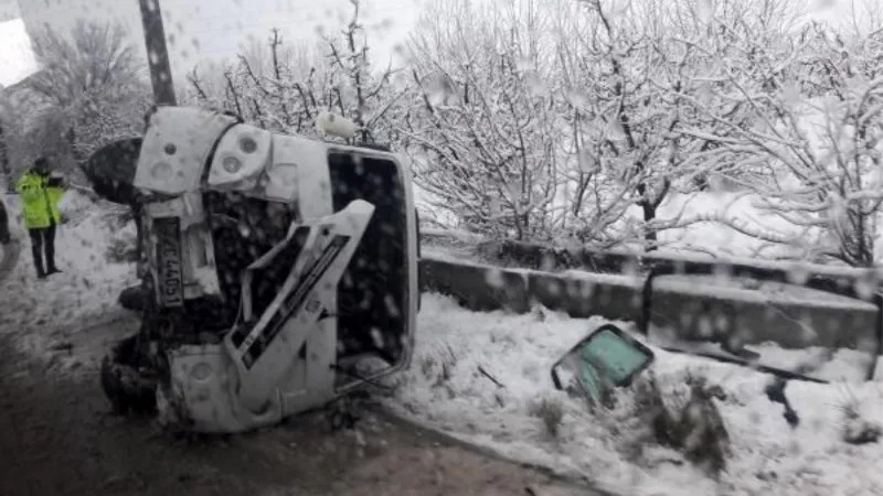 Elmalı'da minibüs devrildi 6 yaralı