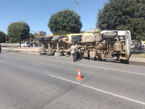 Pendik'te hafriyat kamyonu devrildi