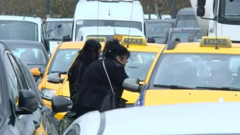 Eminönü'nde 'değişim saati' bahanesiyle yolcu almadılar 