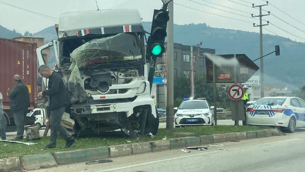 TIR, kamyona çarptı; sürücülerin yaralandığı kaza kamerada