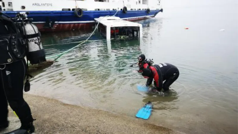 Malatya'da halk otobüsü, baraj gölüne devrildi: 4 yaralı