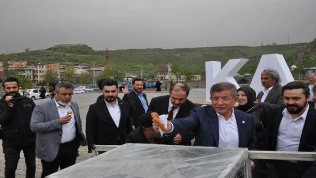 Davutoğlu, Kars’ta esnafı ziyaret etti